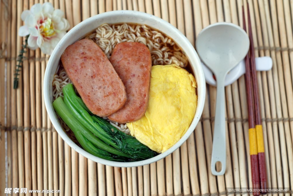 鸡蛋面 火腿鸡蛋面