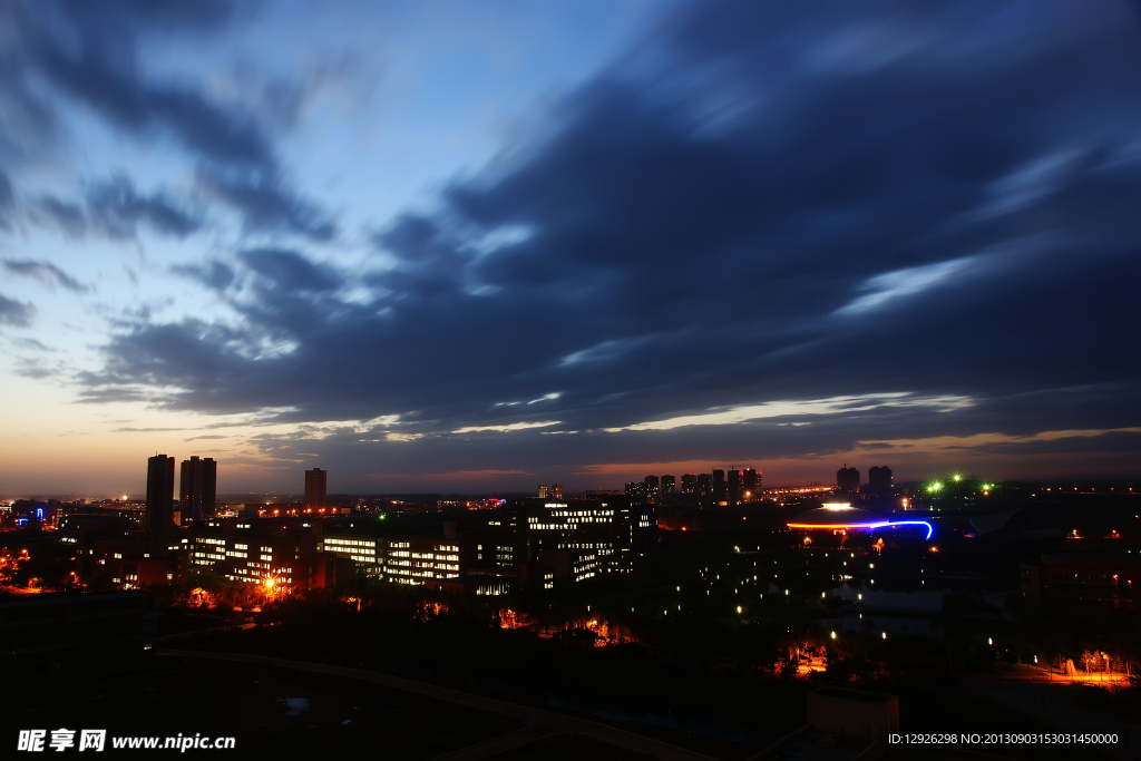 夜幕降临前的蓝天