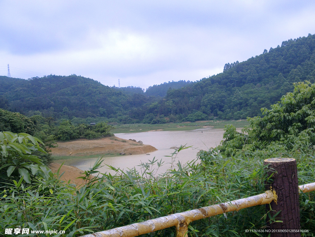 山间湖泊