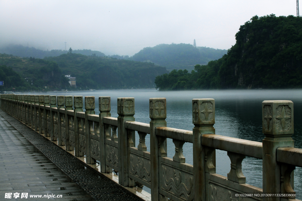 雨后江畔