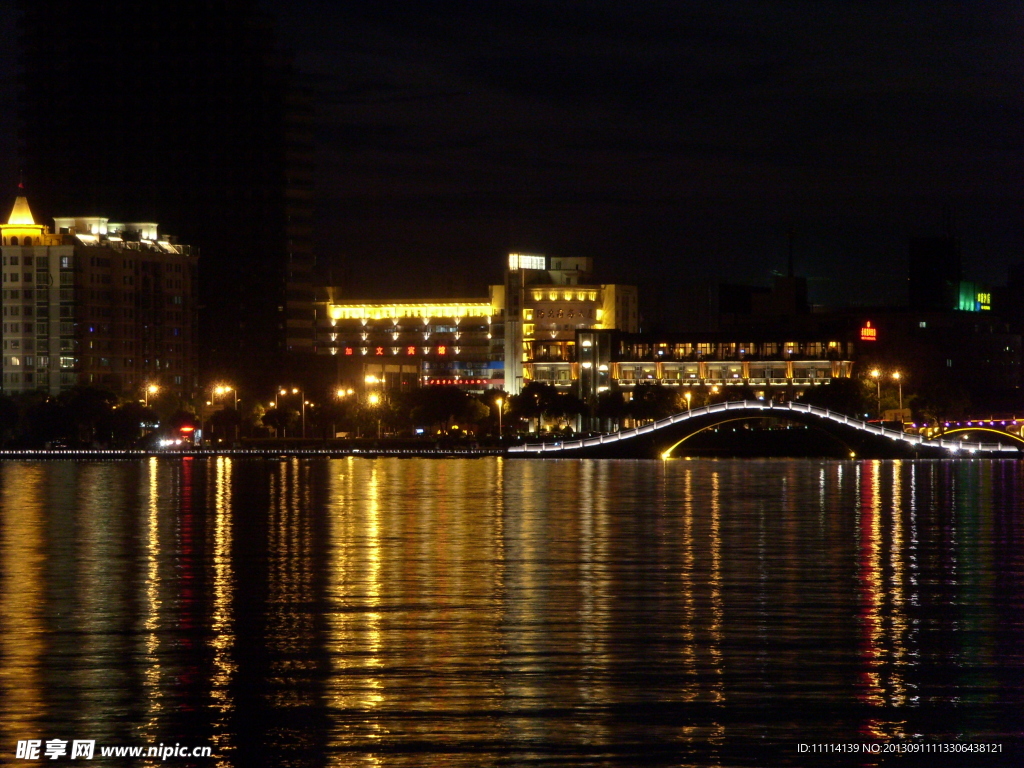 湖畔夜景