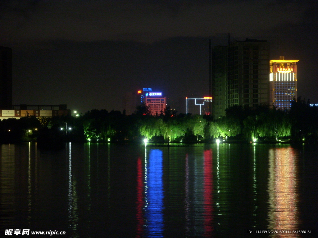 湖上夜景