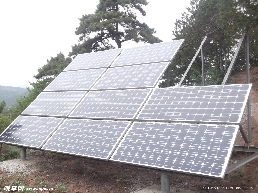 山顶监测站太阳能板
