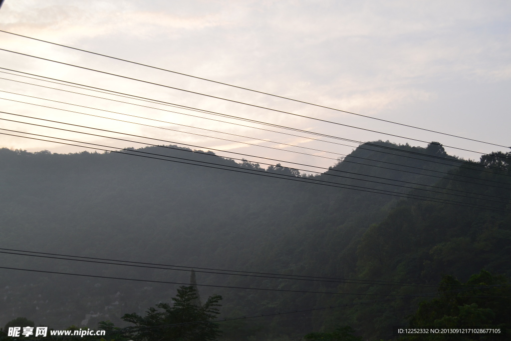 雾气下的山峦