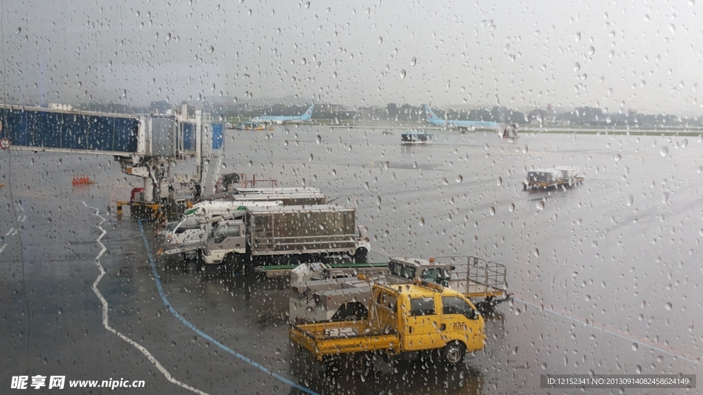 雨天机场