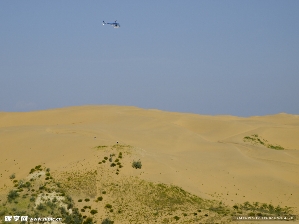 沙漠里的直升飞机