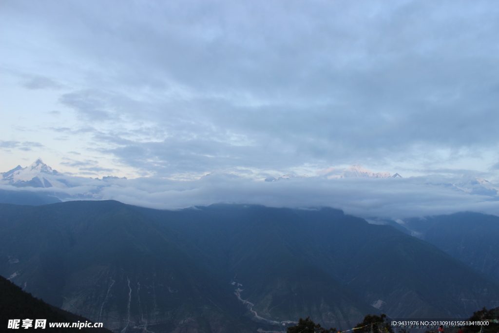 山峰初晨