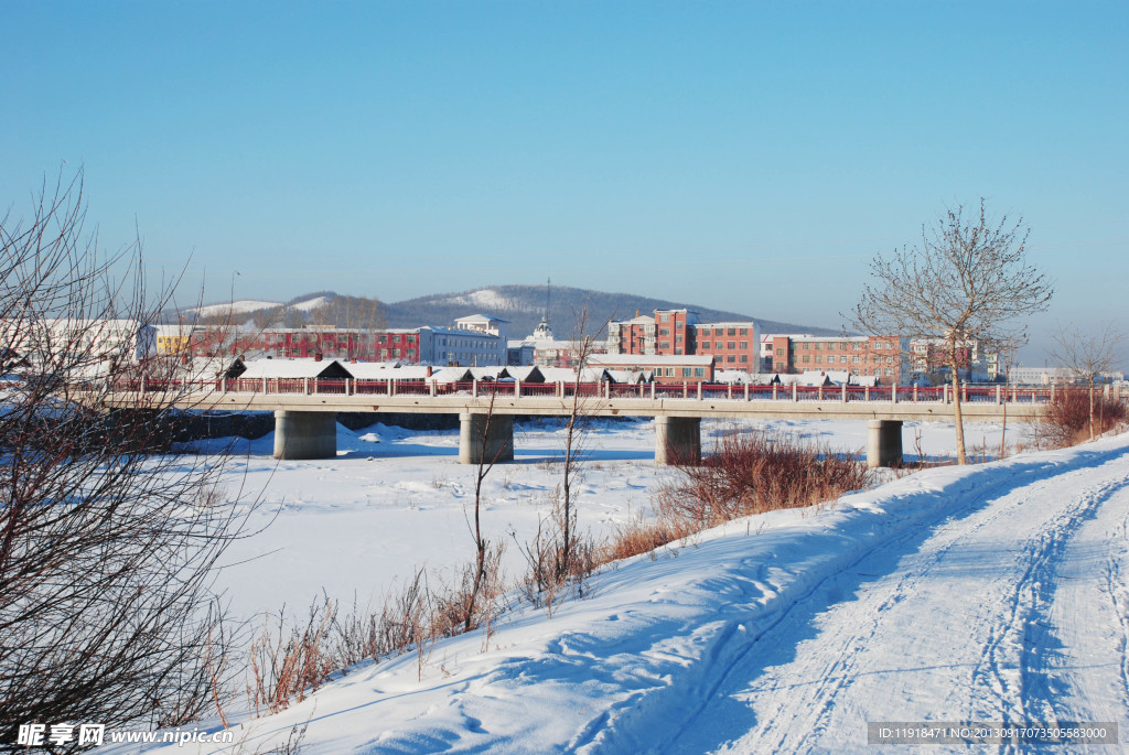 顺通南沿河公路雪景