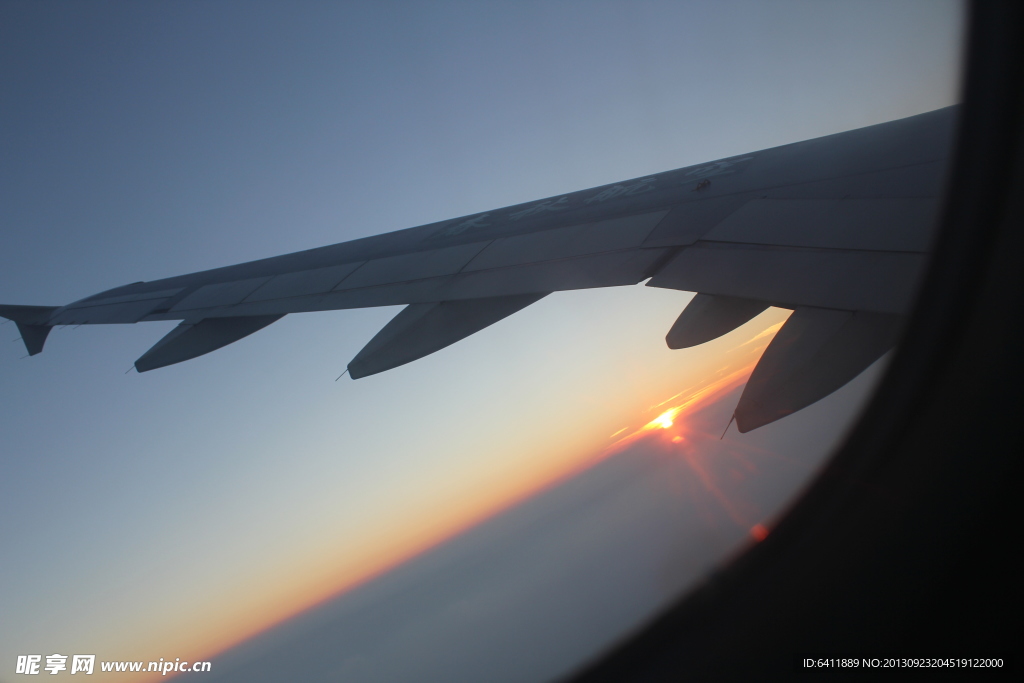 飞机机翼下的夕阳
