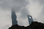 云雾中大楼