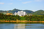山水间白色建筑