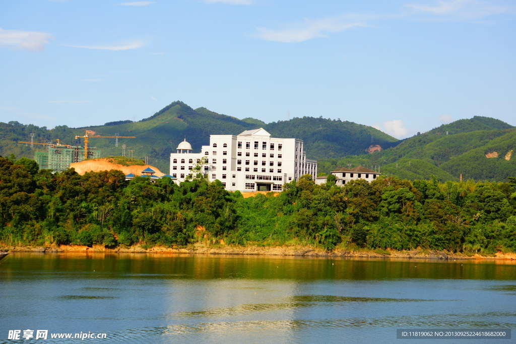 山水间白色建筑