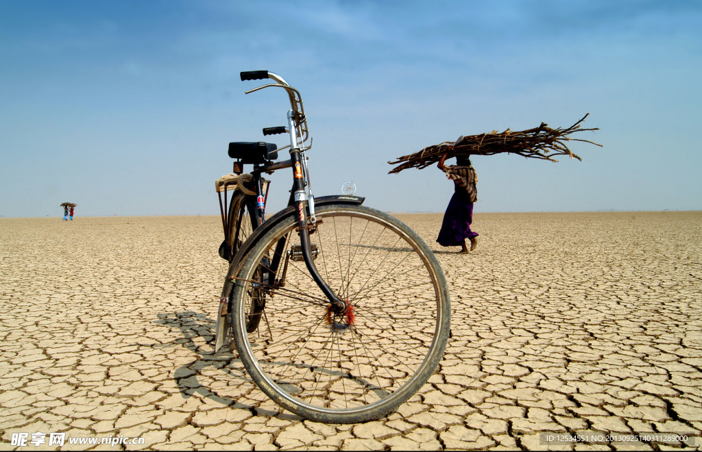 骑行沙漠自行车