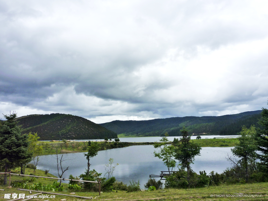 香格里拉圣湖普达措