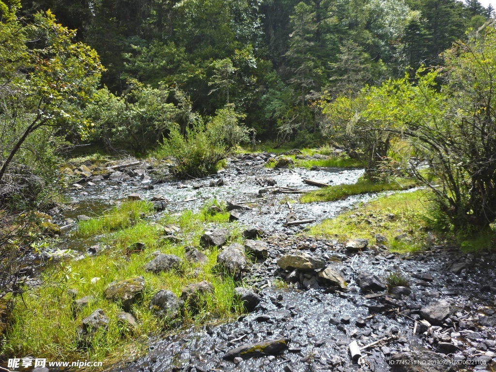 山间溪水