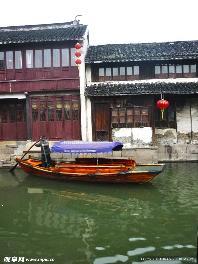 周庄古镇绿水泛舟
