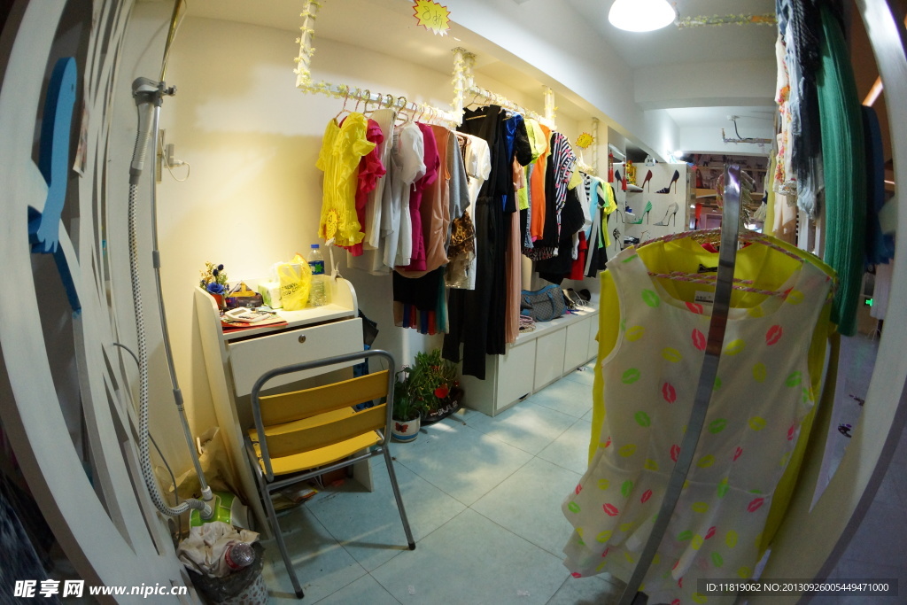服装饰品店内