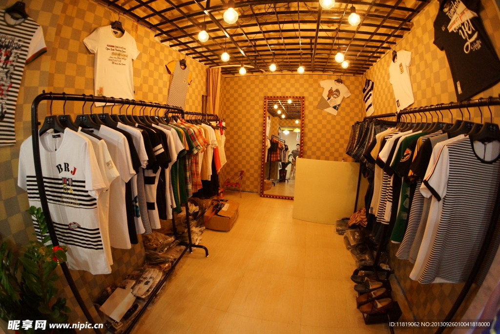 服装饰品店内