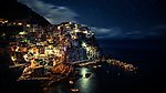 夜幕下海边的小城