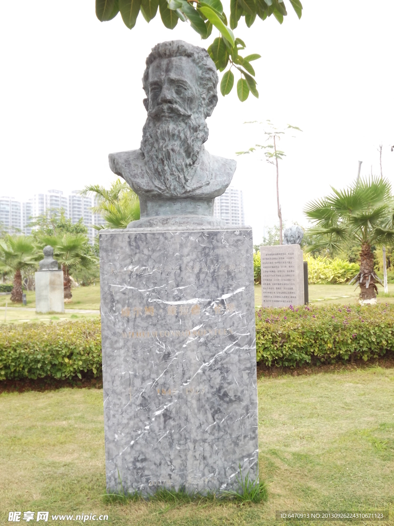 伦琴雕像
