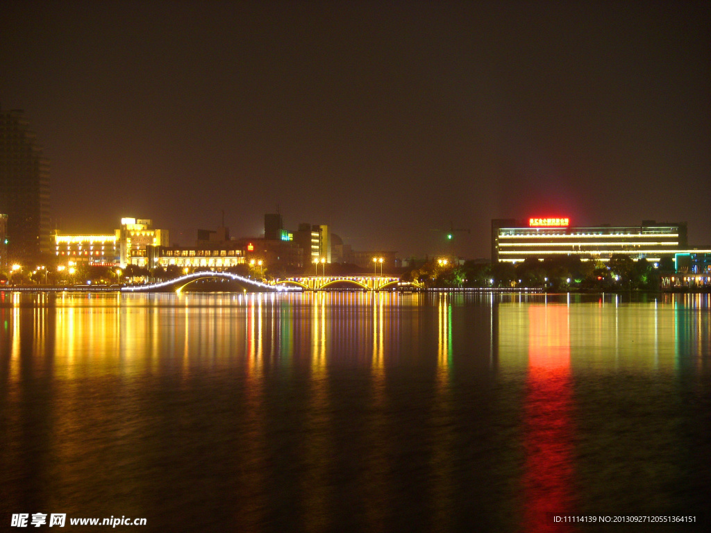 湖畔夜景