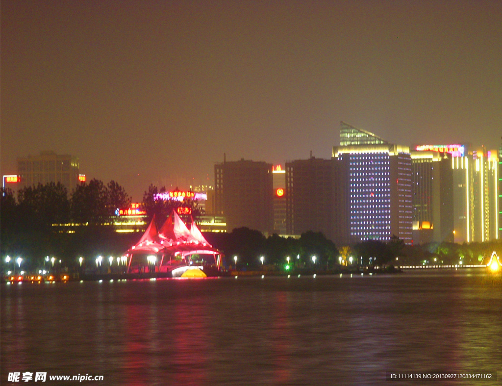 湖畔夜景