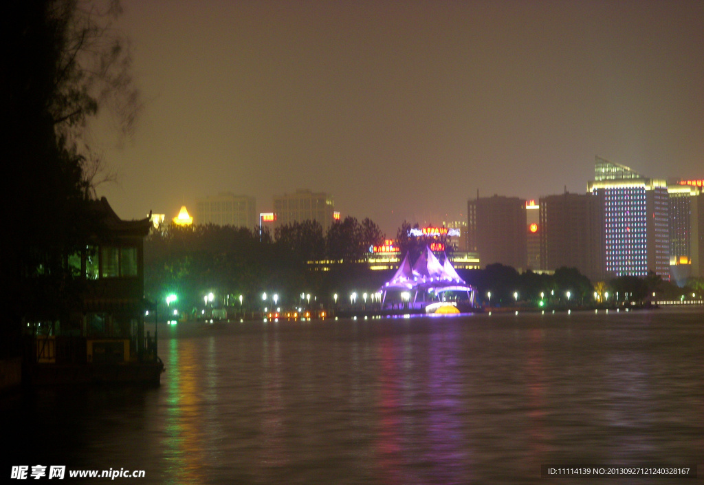 湖畔夜景