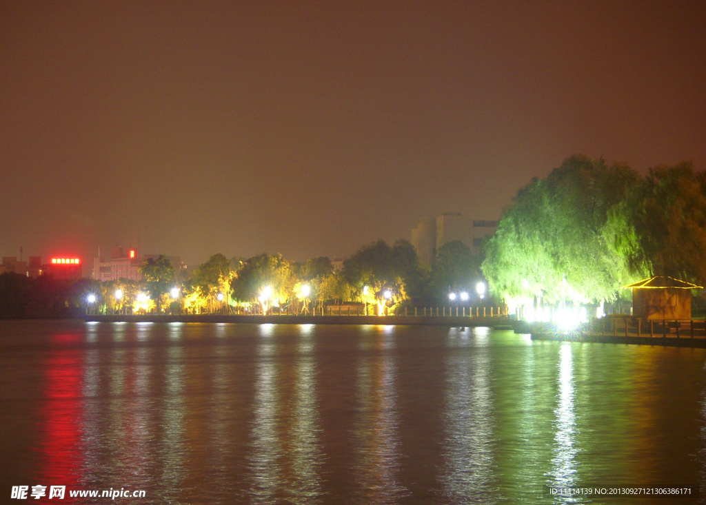 湖畔夜景