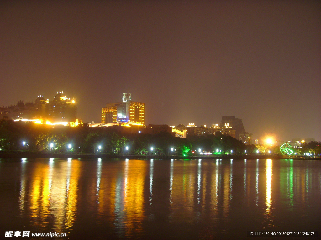 湖畔夜景