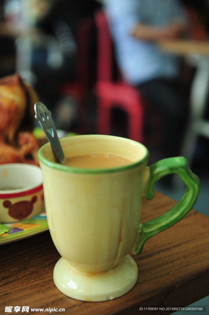 瓷杯奶茶
