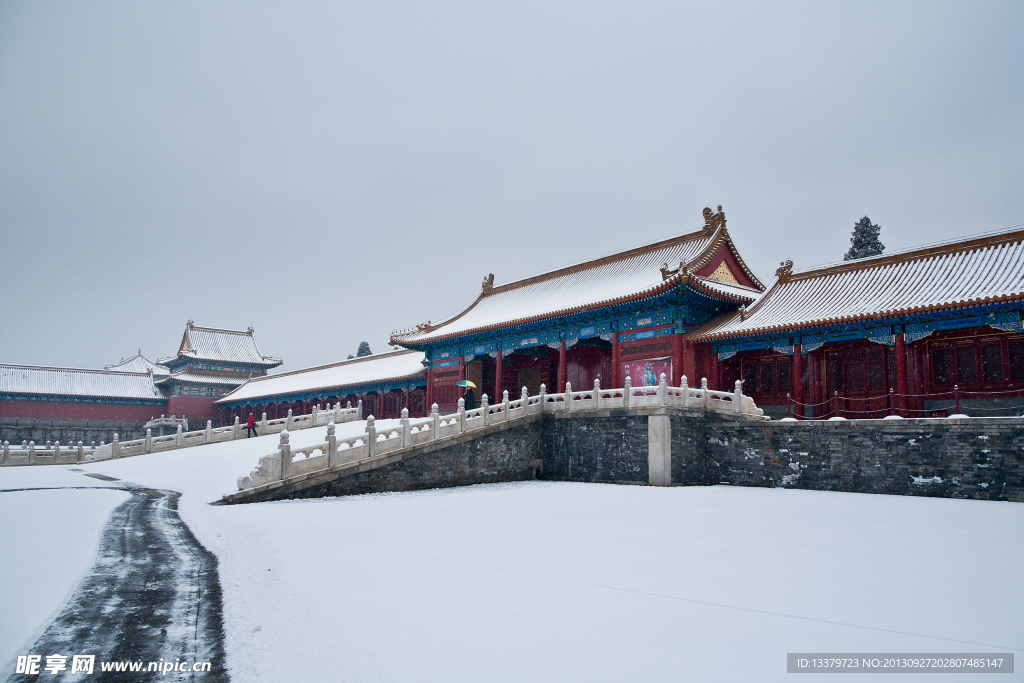 前院广场的雪