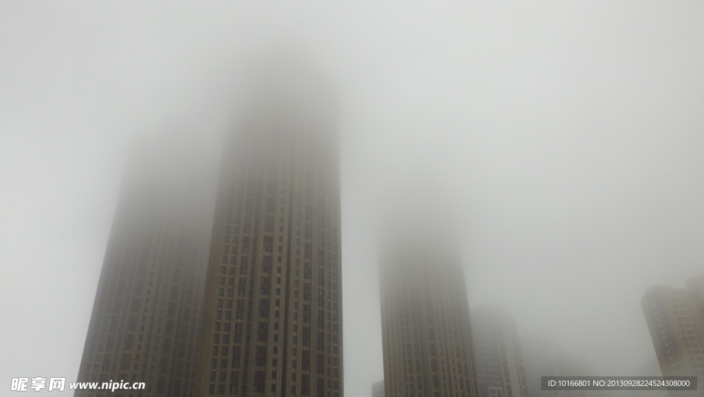 浓雾中的高楼
