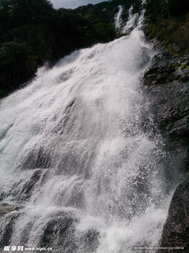 高山瀑布蓝天白云