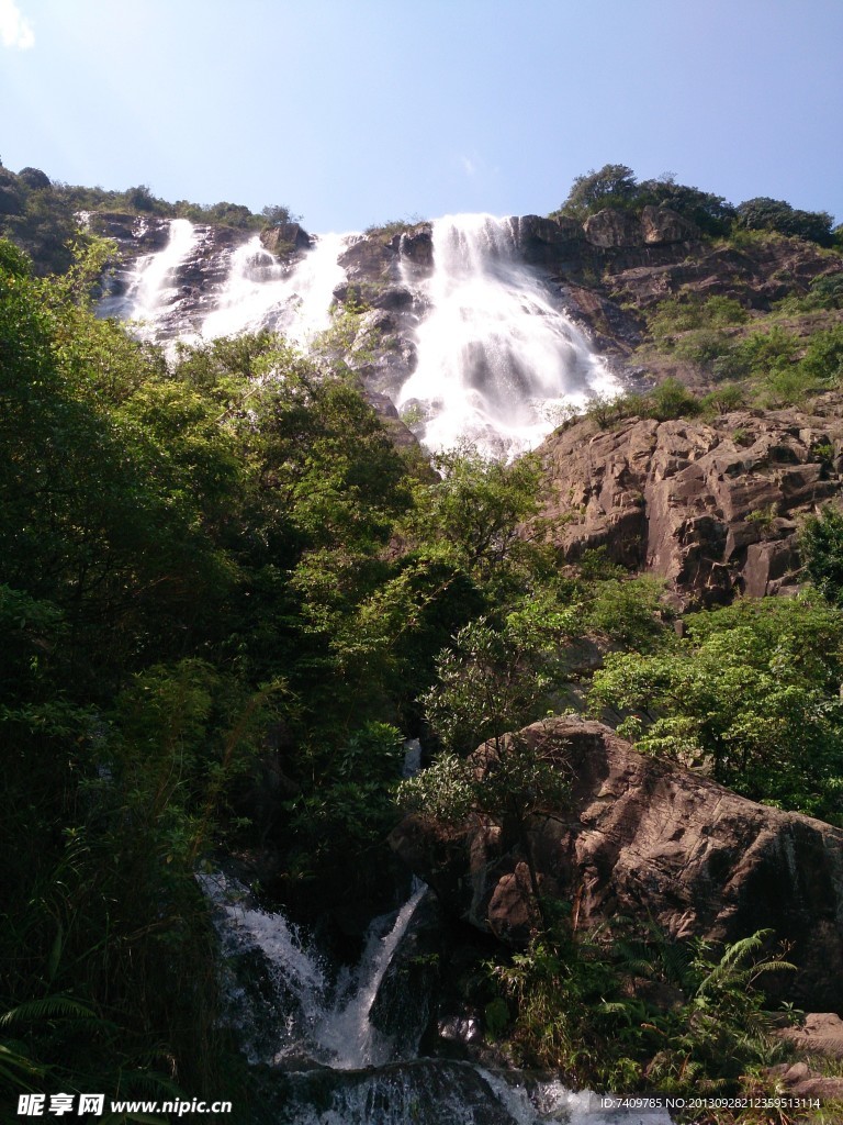 蓝天白云青草地大瀑布