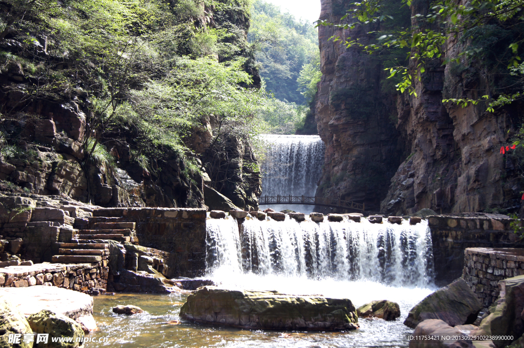 山间流水
