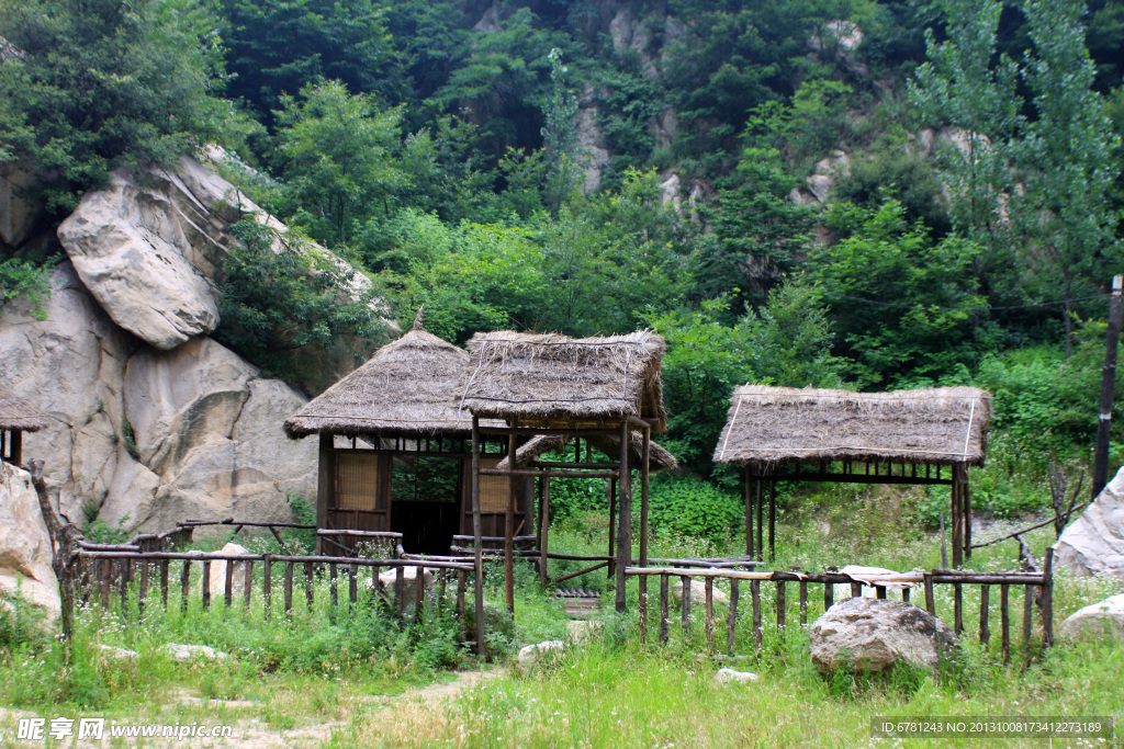 山中小草屋