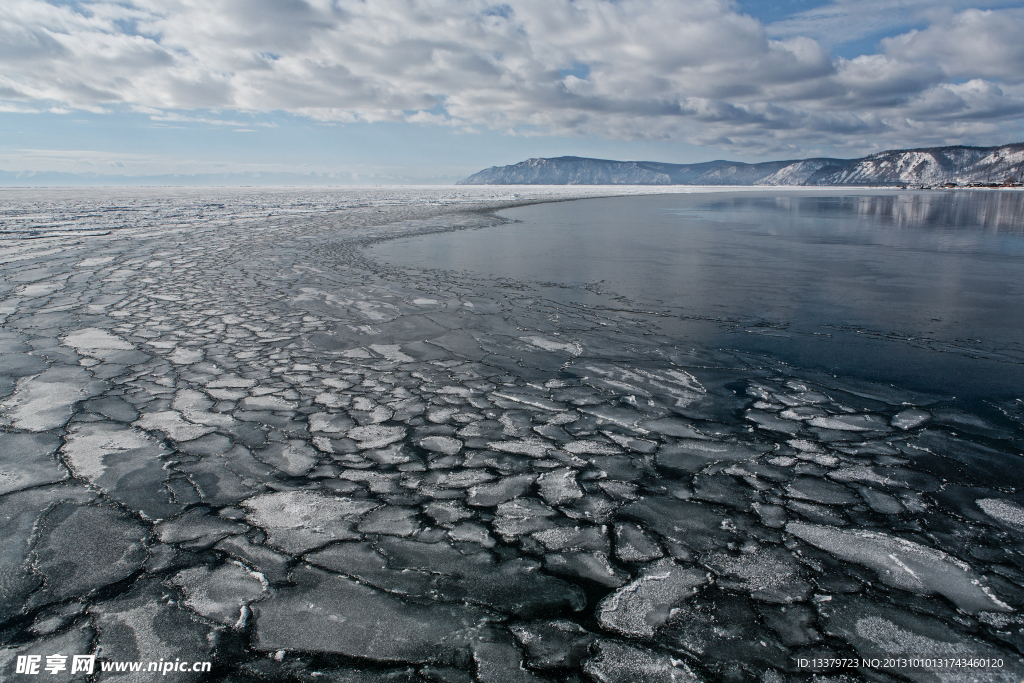 浮冰覆盖的湖面