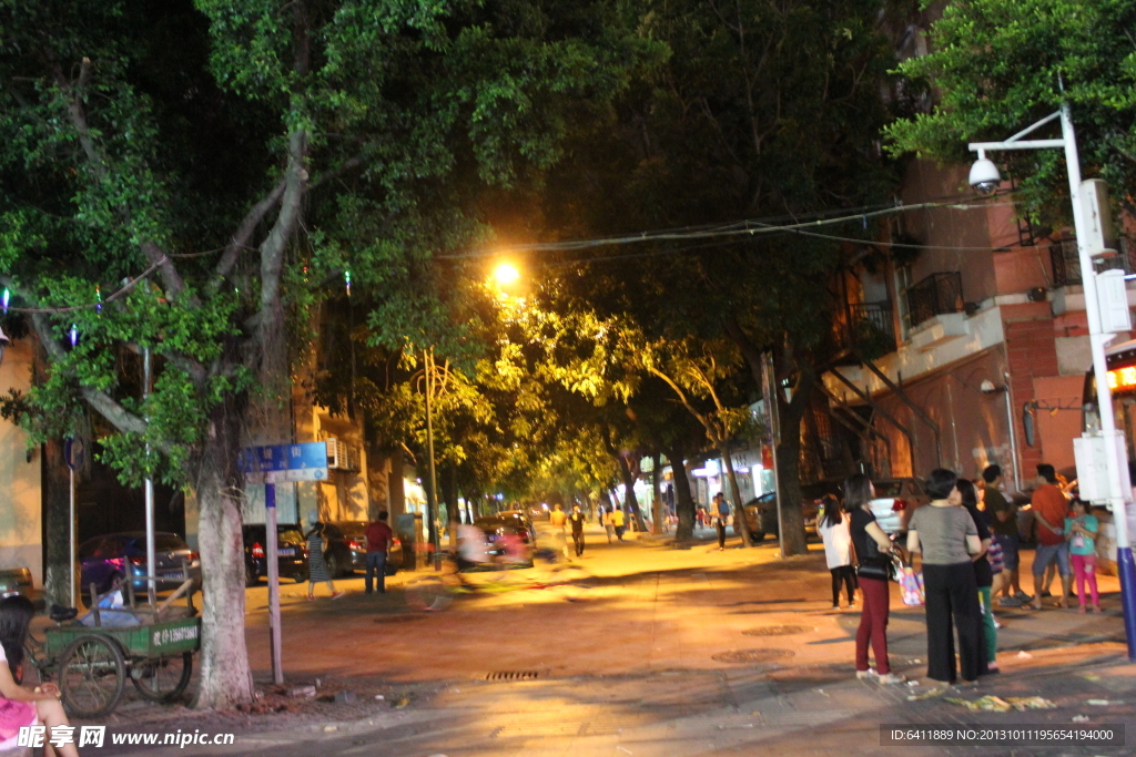 夜晚小区街道