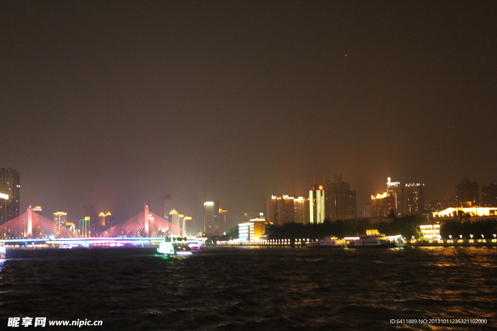 城市江边夜景