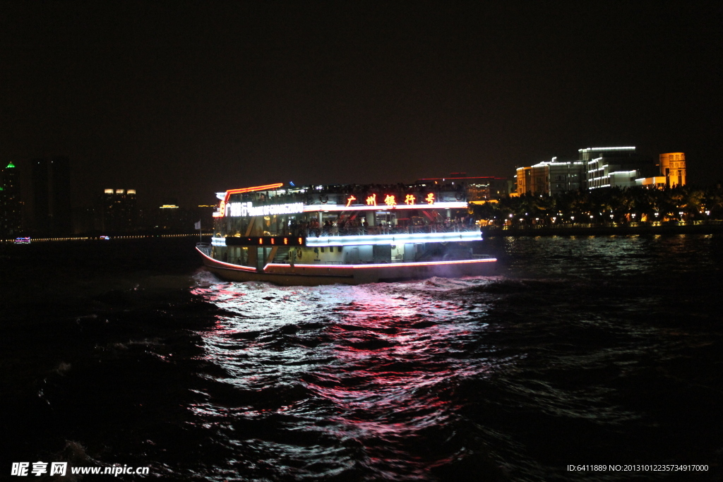 夜晚湖水景色