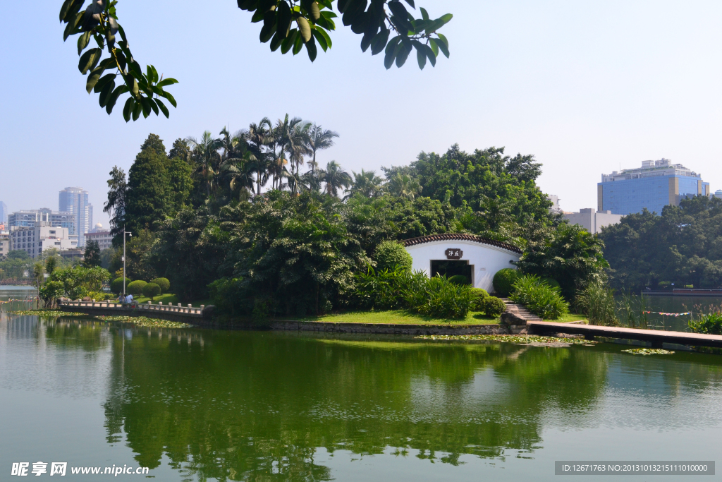 湖中小岛