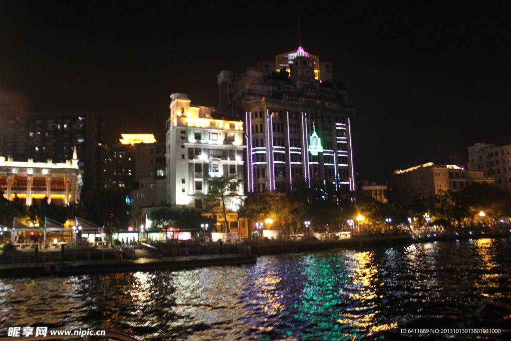 城市江边夜景