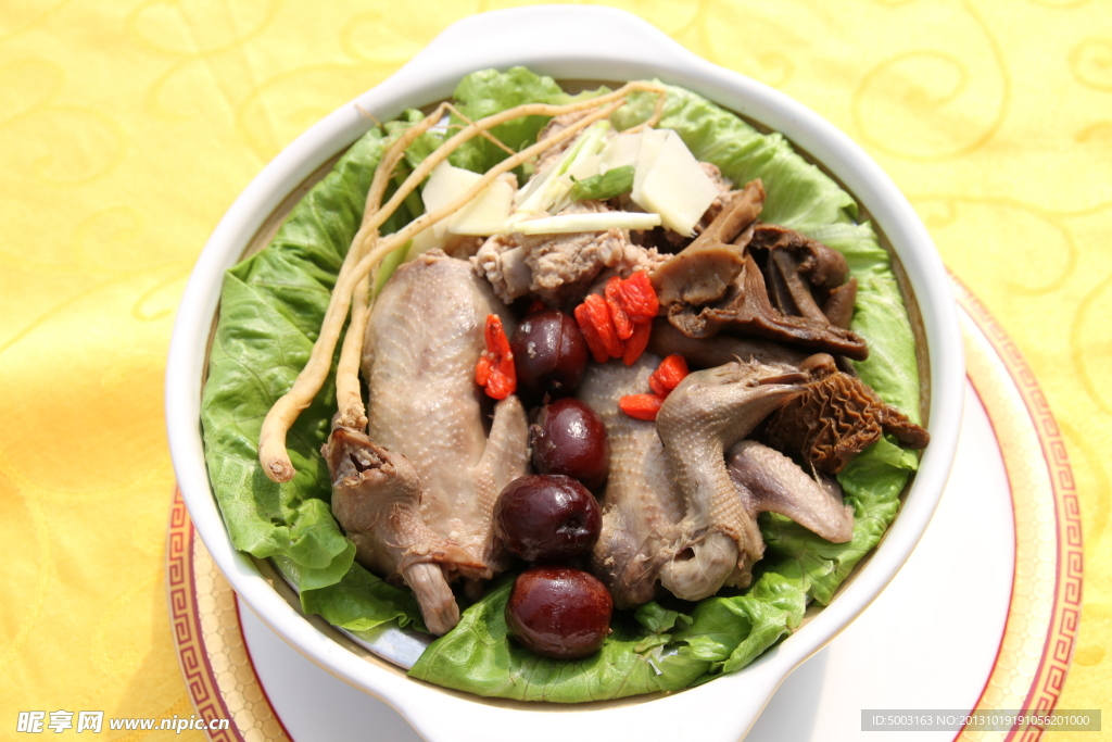 野生菌菇炖鹌鹑