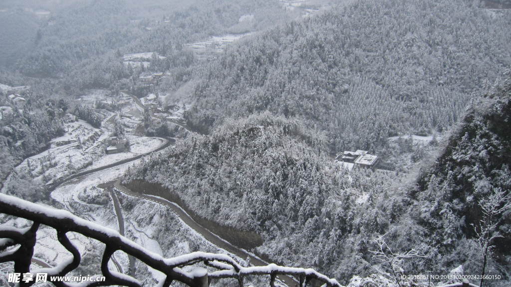 鹊桥观雪景