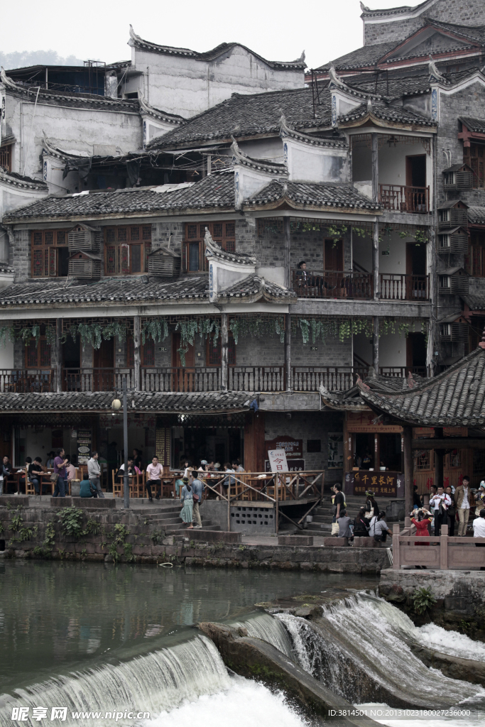 远眺古镇建筑群