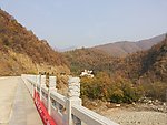 山脚下