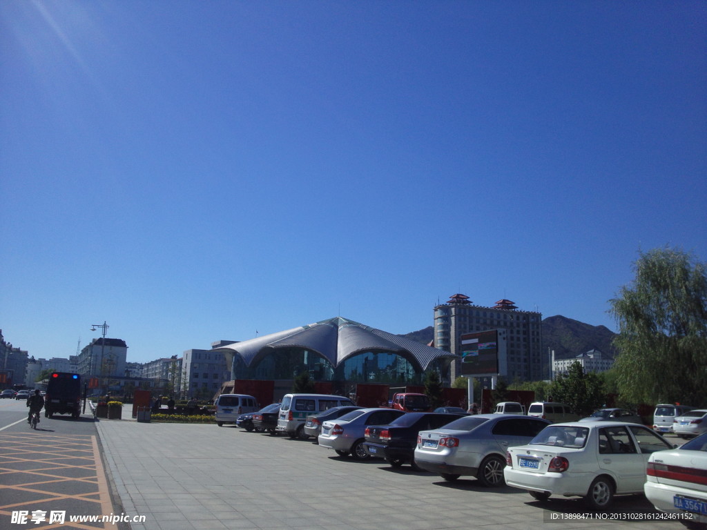 集安古城 汽车 高楼