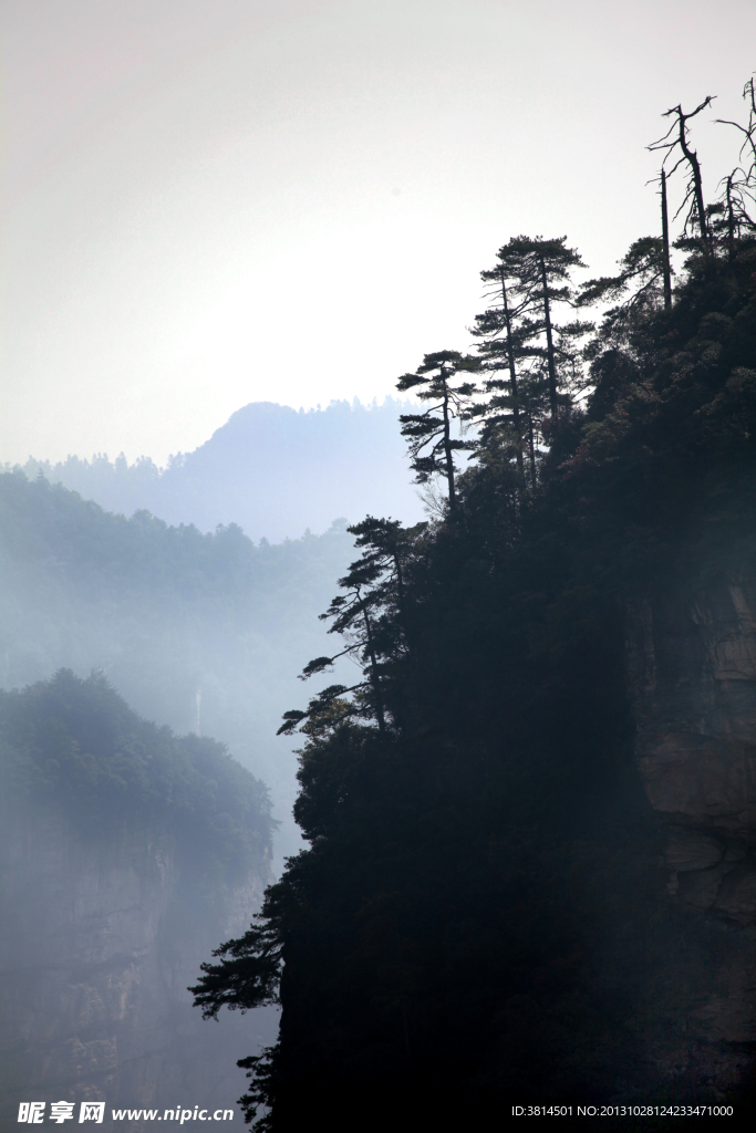 山峰剪影