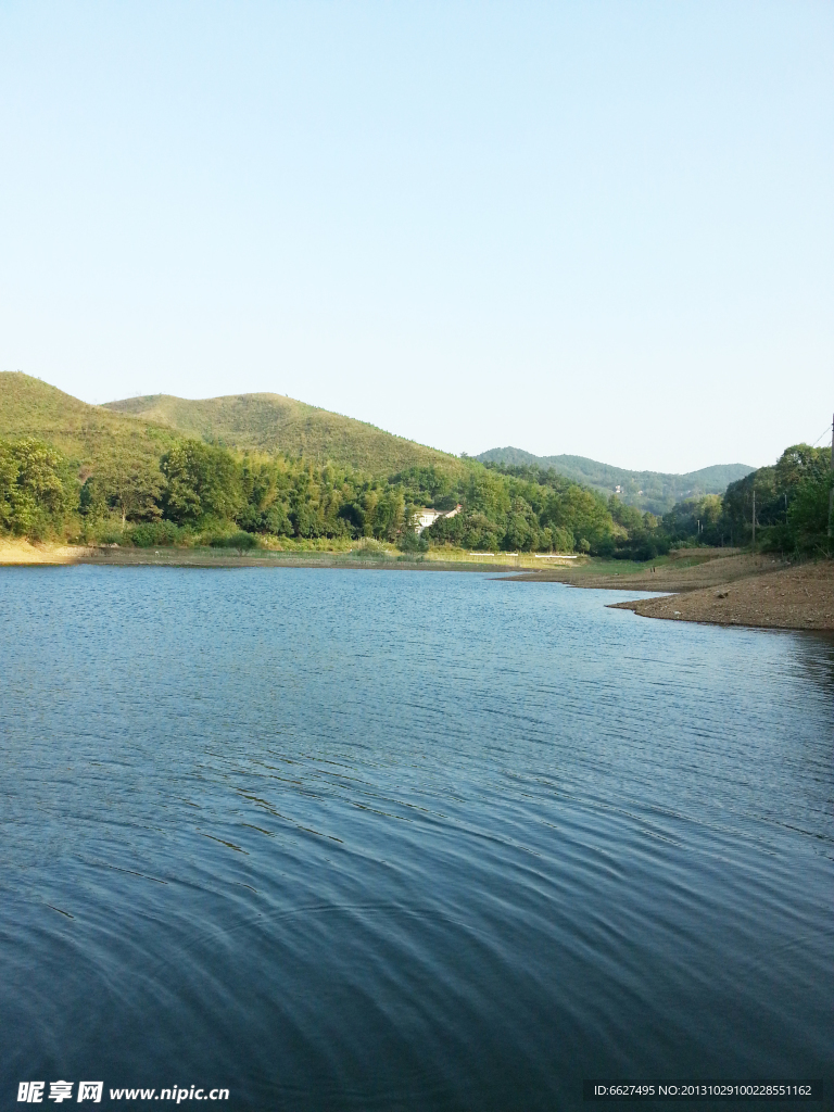 大山里的水库