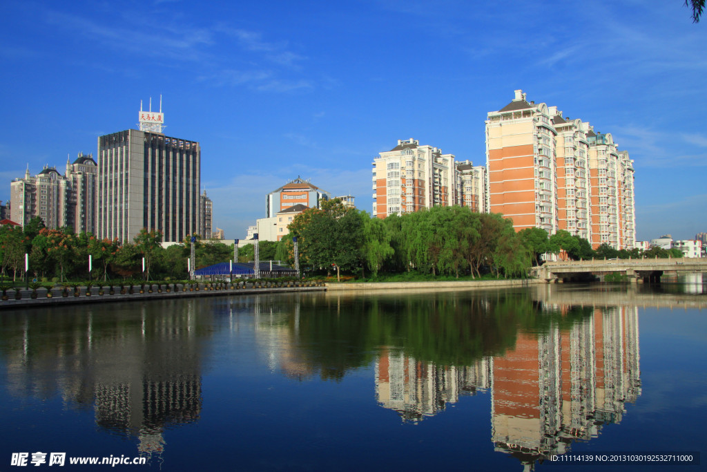 湖畔晨景